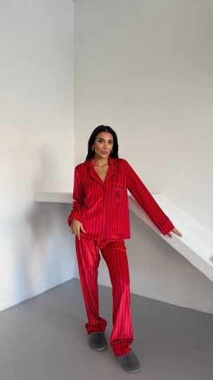 Kırmızı Çizgili Kadife Pijama Takımı – Özel Seri