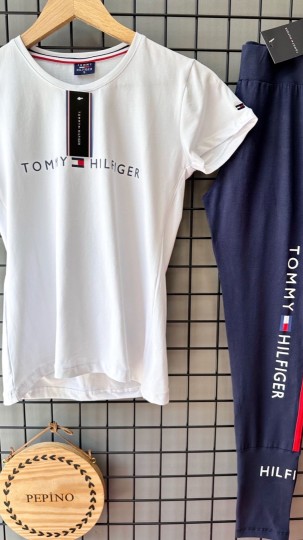 Beyaz T-Shirt & Lacivert Tayt Takım